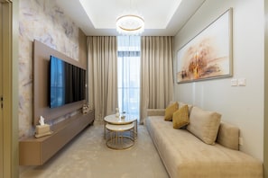 Deluxe appartement, 2 slaapkamers, uitzicht op de stad | Woonruimte | Een 50-cm smart-tv met digitale zenders