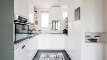 Een koelkast, een microgolfoven, een oven, een vaatwasser