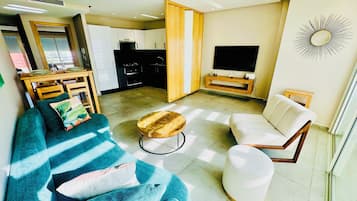 Apartamento superior, balcón, vistas a la ciudad | Zona de estar