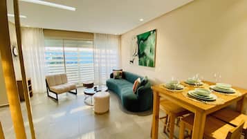 Apartamento superior, balcón, vistas a la ciudad | Zona de estar