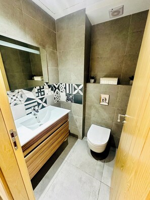 Superior appartement, balkon, uitzicht op stad | Badkamer