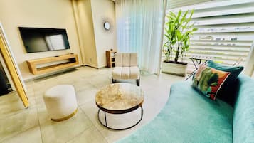 Apartamento superior, balcón, vistas a la ciudad | Zona de estar