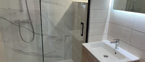 Dusche, Haartrockner, Toilettenpapier