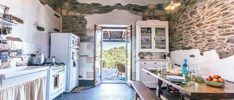 Kühlschrank, Ofen, Herdplatte, Wasserkocher mit Kaffee-/Teezubehör