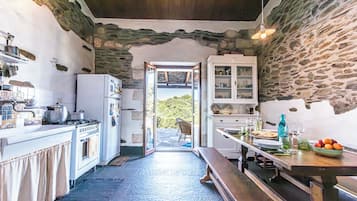 Fridge, oven, stovetop, coffee/tea maker