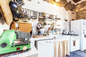 Kjøleskap, ovn, kokeplater og kaffetrakter/tekoker