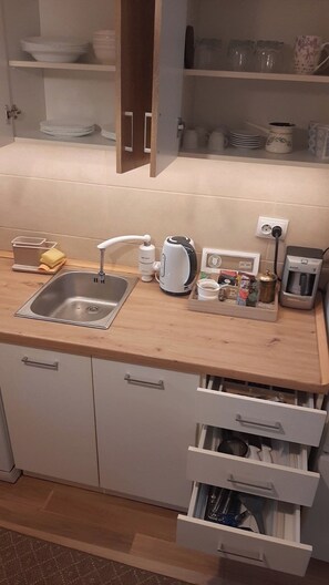 Private kitchen - Cozy 1-bedroom apartment with AC and WiFi in city center of Sarajevo (Sarajevo)