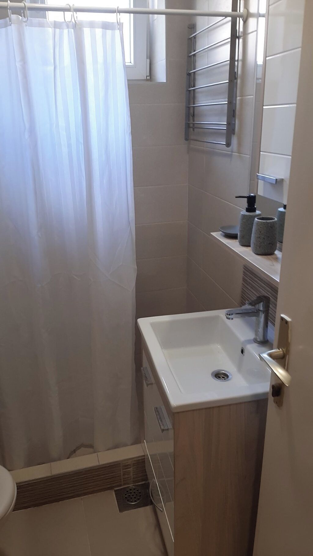 Douche, sèche-cheveux, serviettes fournies, savon