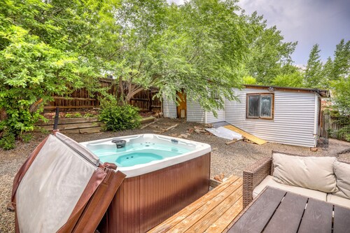 Private Hot Tub- Cozy downtown Cottage