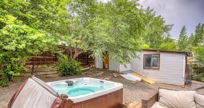 Private Hot Tub- Cozy downtown Cottage