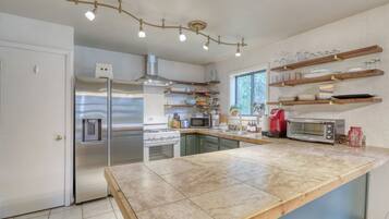 Køleskab, mikrobølgeovn, ovn, kogeplade