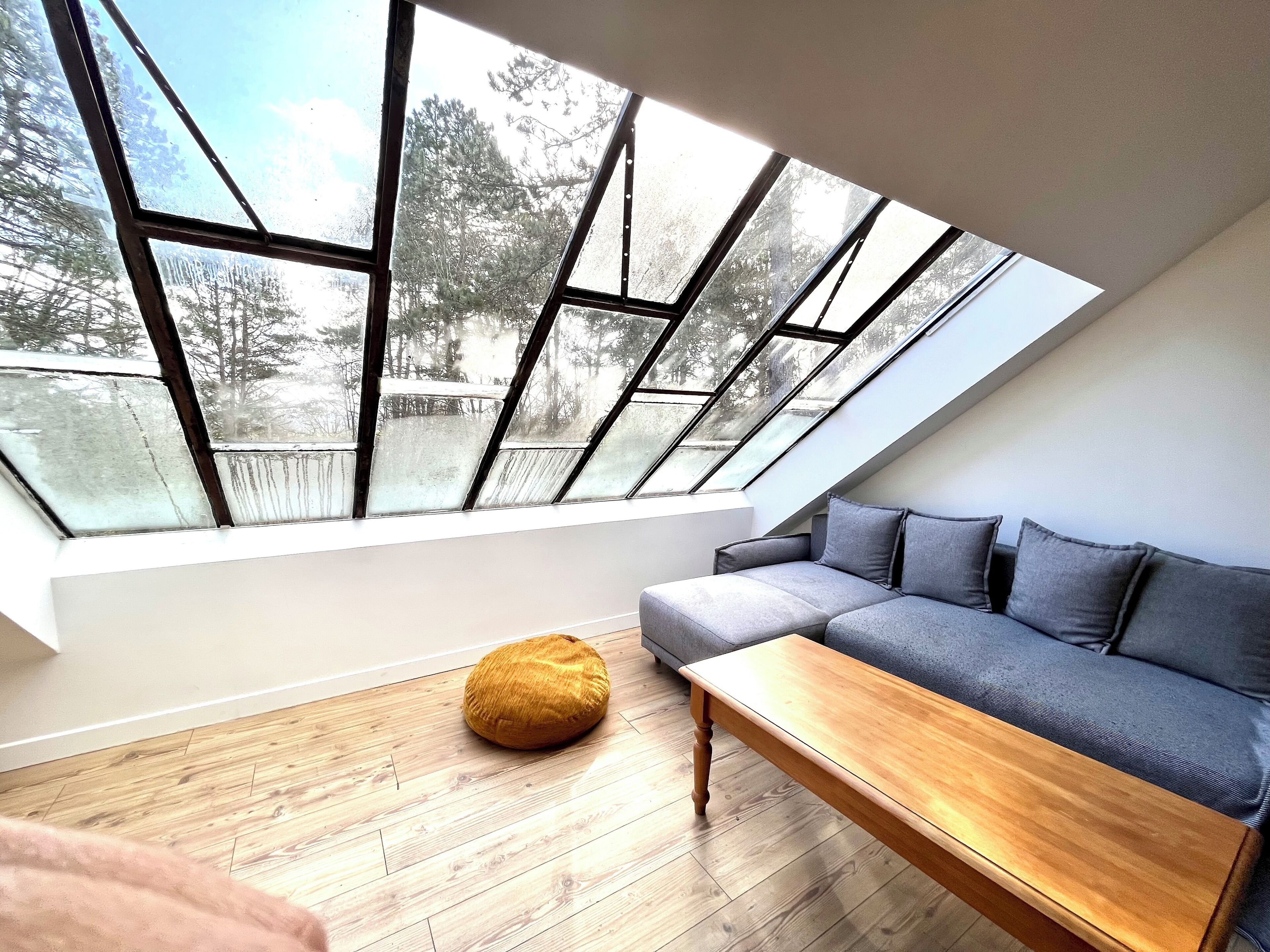 Smart-TV, Kamin, Bücher