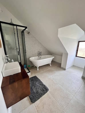 Een douche, een haardroger, handdoeken, zeep