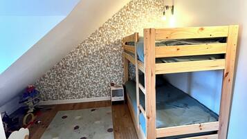 7 bedrooms, travel crib, WiFi, bed sheets