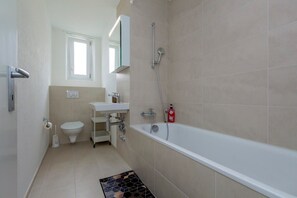 Douche, sèche-cheveux, serviettes fournies