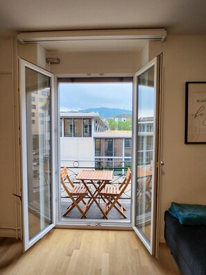 Unclassified image, 4 of 35, button