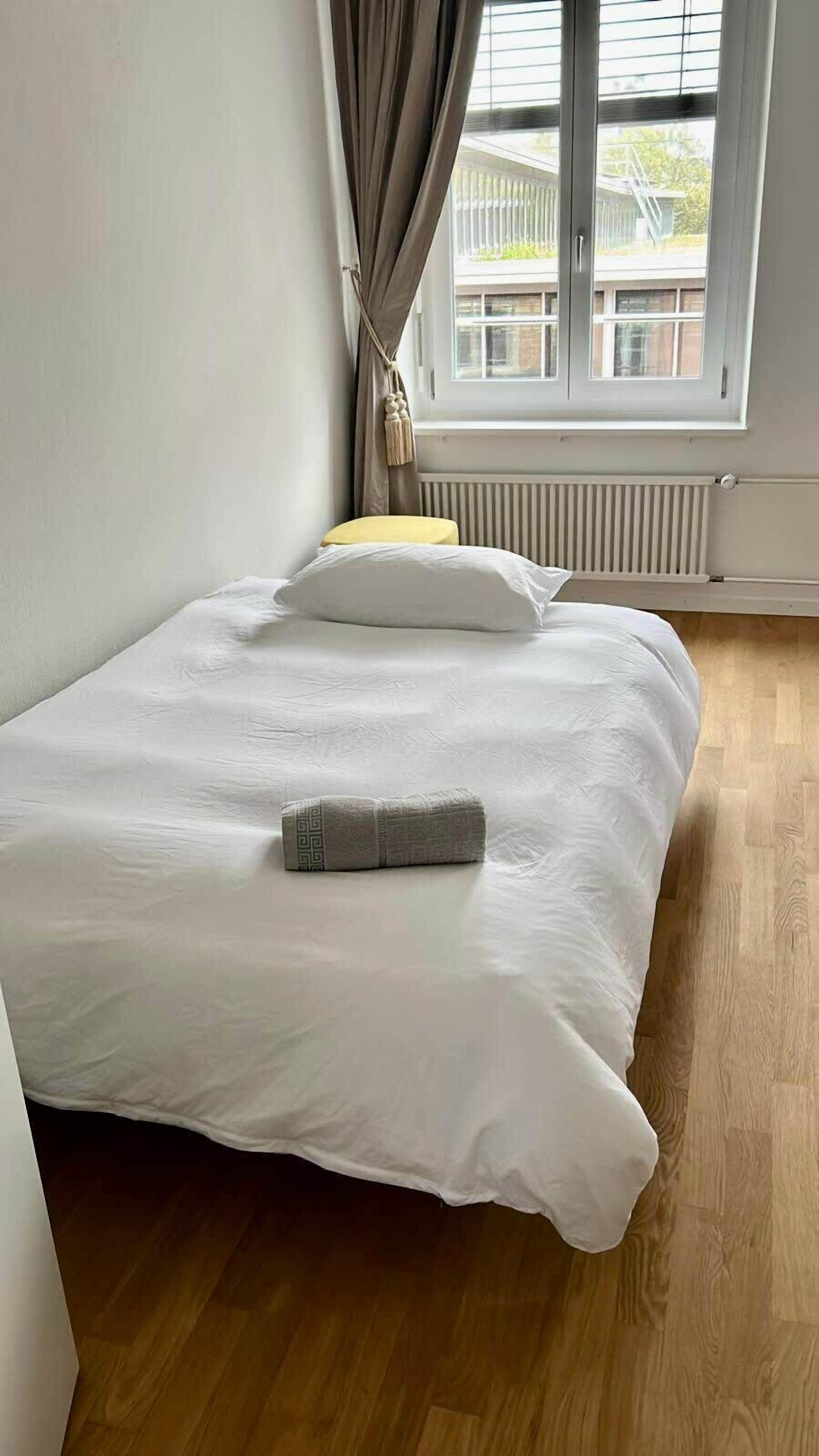 2 Schlafzimmer, Schreibtisch, Bügeleisen/Bügelbrett, Reisekinderbett