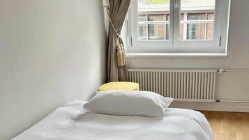2 Schlafzimmer, Schreibtisch, Bügeleisen/Bügelbrett, Reisekinderbett
