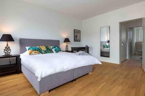 2 Schlafzimmer, Schreibtisch, Bügeleisen/Bügelbrett, Reisekinderbett