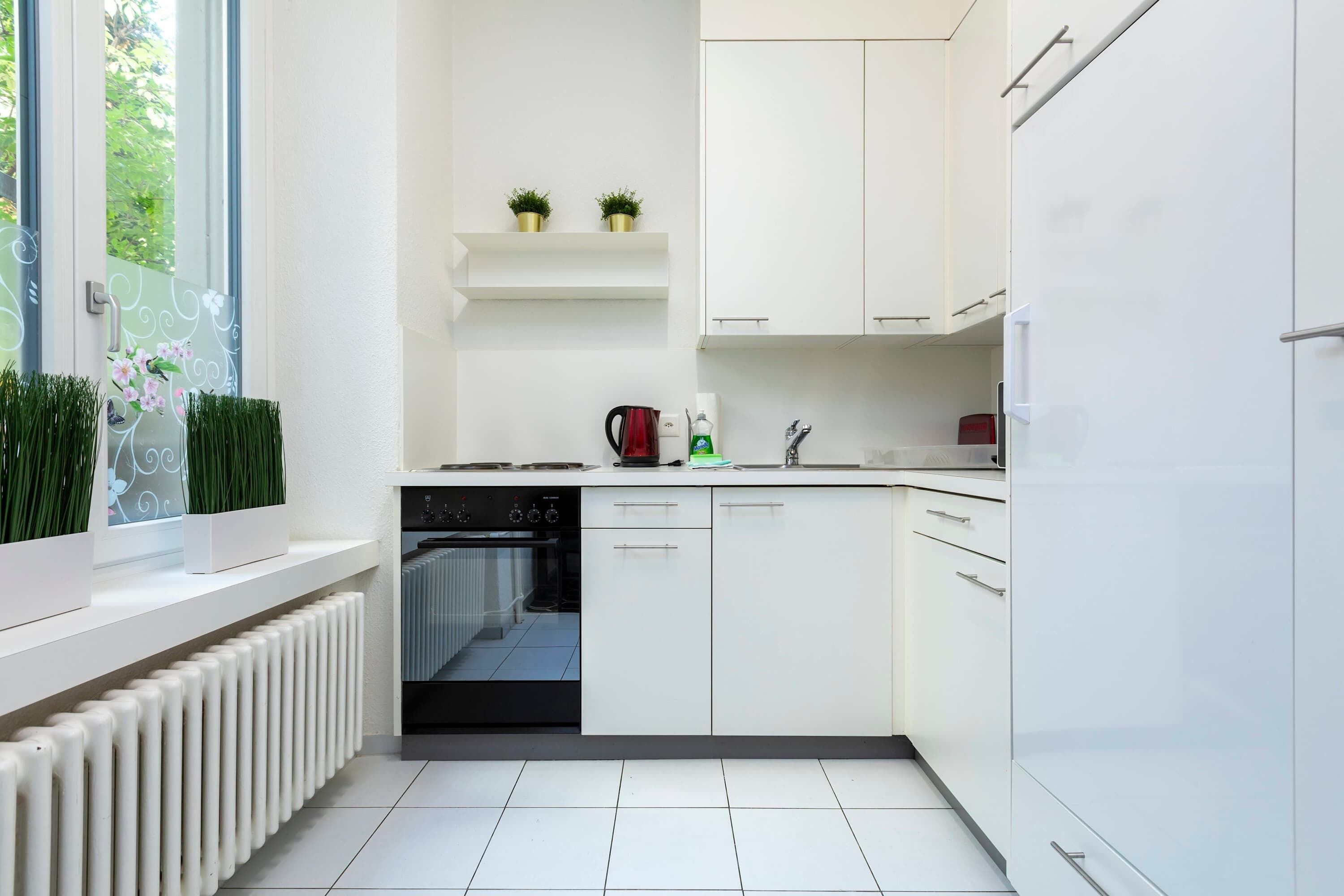 冷蔵庫、電子レンジ、オーブン、コンロ