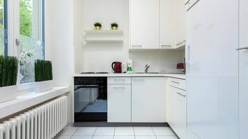 Frigorifero, microonde, forno, piano cottura