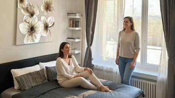 1 habitación, escritorio, tabla de planchar con plancha y cuna de viaje