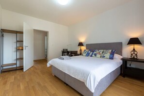 2 Schlafzimmer, Schreibtisch, Bügeleisen/Bügelbrett, Reisekinderbett