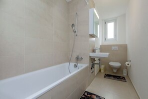 Dusche, Haartrockner, Handtücher