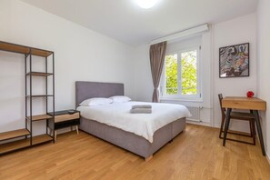 2 Schlafzimmer, Schreibtisch, Bügeleisen/Bügelbrett, Reisekinderbett