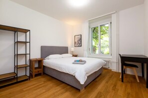 2 Schlafzimmer, Schreibtisch, Bügeleisen/Bügelbrett, Reisekinderbett
