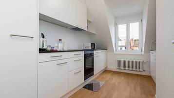 KĂŒhlschrank, Mikrowelle, Ofen, Herdplatte