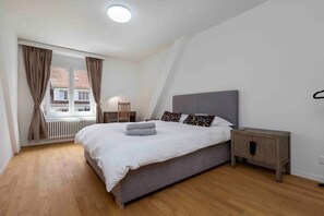 2 Schlafzimmer, Schreibtisch, Bügeleisen/Bügelbrett, Reisekinderbett