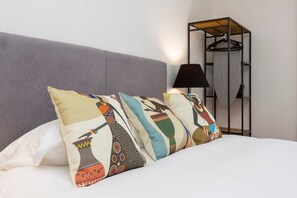 2 chambres, bureau, fer et planche à repasser, lit parapluie