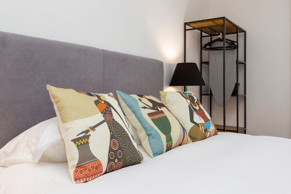 2 chambres, bureau, fer et planche à repasser, lit de bébé portatif