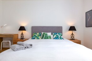 2 chambres, bureau, fer et planche à repasser, lit parapluie