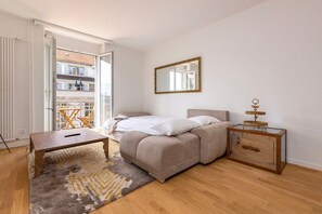 2 Schlafzimmer, Schreibtisch, Bügeleisen/Bügelbrett, Reisekinderbett