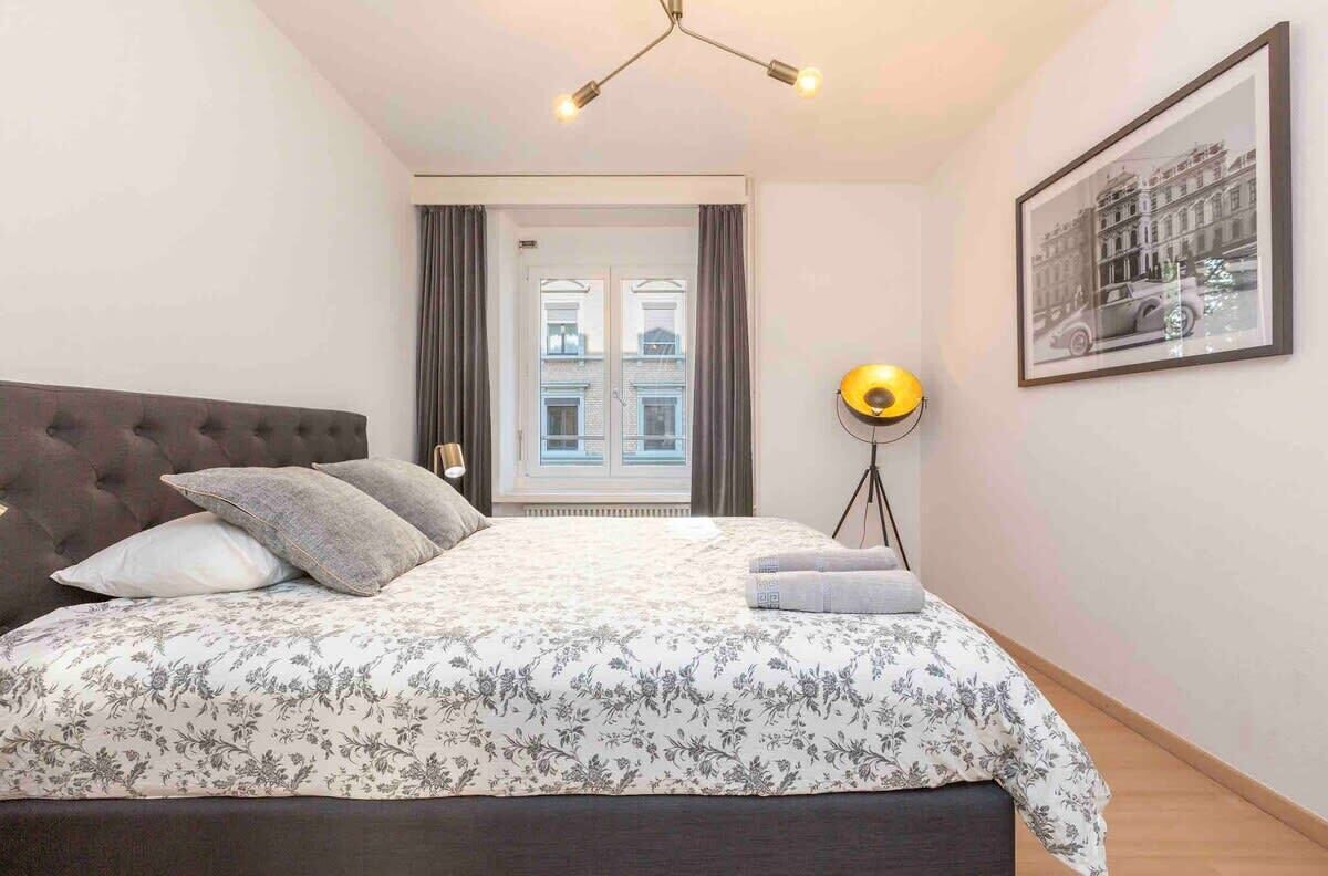 2 bedrooms, desk, iron/ironing board, travel crib