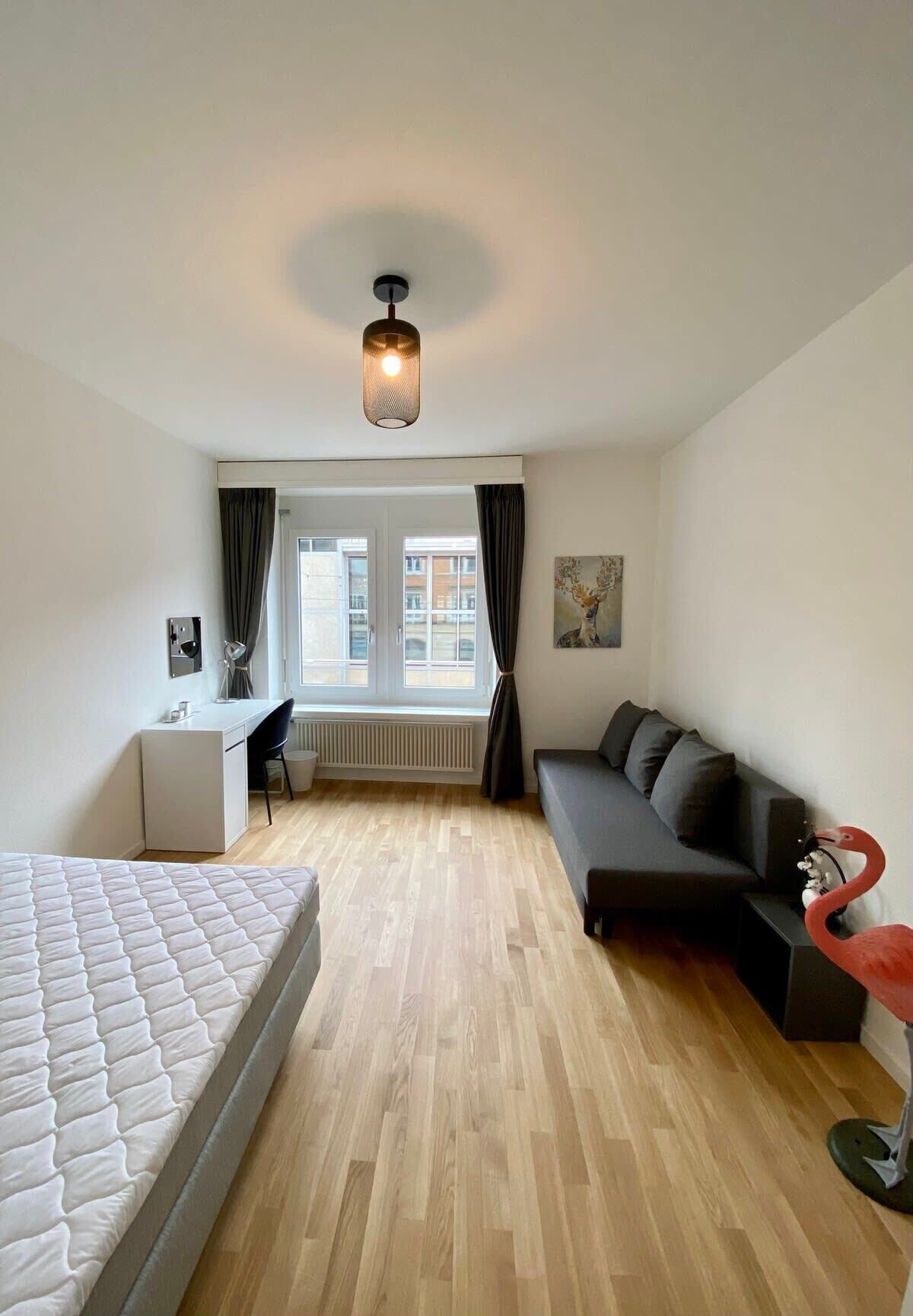 2 Schlafzimmer, Schreibtisch, Bügeleisen/Bügelbrett, Reisekinderbett