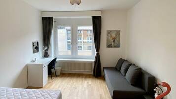 2 Schlafzimmer, Schreibtisch, Bügeleisen/Bügelbrett, Reisekinderbett