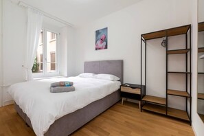 2 Schlafzimmer, Schreibtisch, B ügeleisen/Bügelbrett, Reisekinderbett