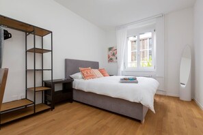 2 Schlafzimmer, Schreibtisch, Bügeleisen/Bügelbrett, Reisekinderbett