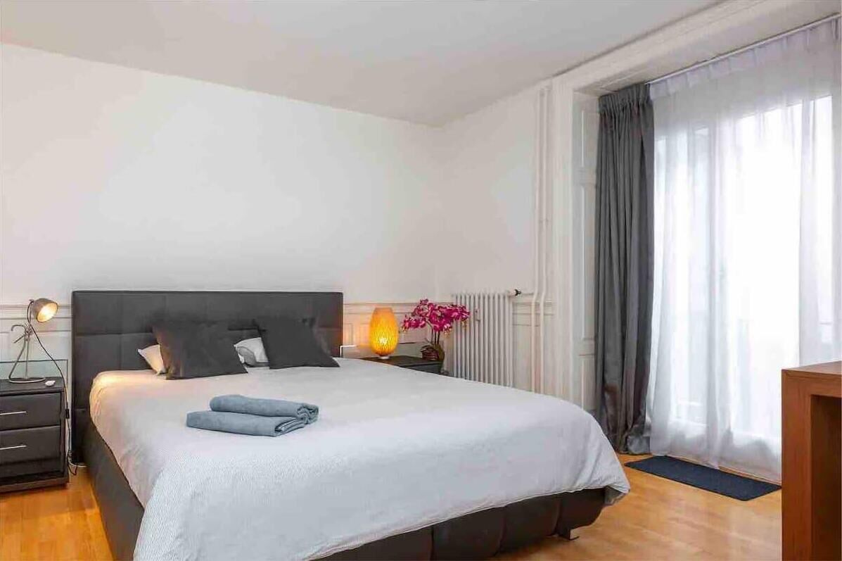 2 Schlafzimmer, Schreibtisch, Bügeleisen/Bügelbrett, Reisekinderbett