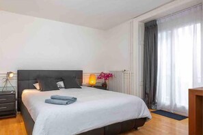 2 Schlafzimmer, Schreibtisch, Bügeleisen/Bügelbrett, Reisekinderbett