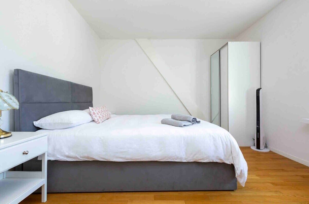 2 bedrooms, desk, iron/ironing board, travel crib