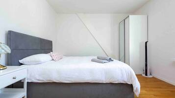 2 bedrooms, desk, iron/ironing board, travel crib