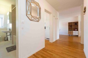 Douche, sèche-cheveux, serviettes fournies