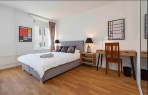 2 habitaciones, escritorio y tabla de planchar con plancha 