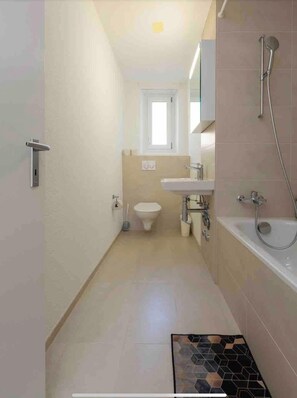 Douche, sĂšche-cheveux, serviettes fournies