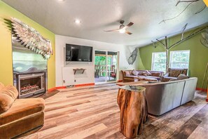 Televisie, een open haard, videospelletjes en een kantoor