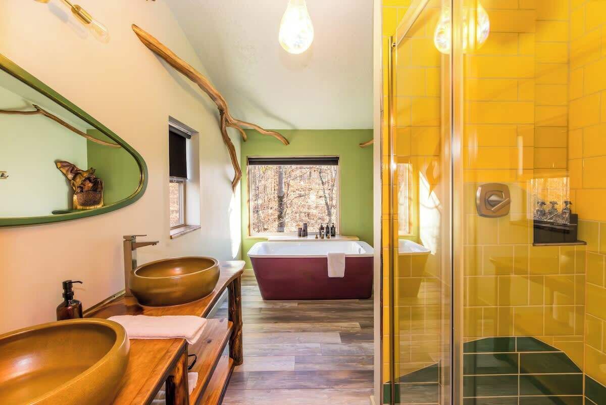 Een douche, milieuvriendelijke toiletartikelen, een haardroger